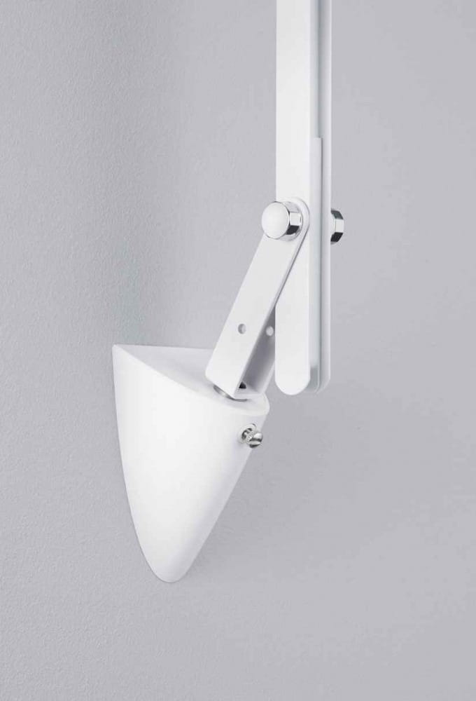 Biała lampka biurkowa Amsterdam LED, 1-punktowa, z regulowanym ramieniem. Ujęcie z boku, ukazujące stożkowaty klosz i mechanizm mocujący. Prosta konstrukcja w nowoczesnym stylu, umieszczona na szarym tle.