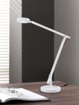 Lampka biurkowa Amsterdam LED w kolorze białym, z regulowanym ramieniem i okrągłą podstawą. Ujęcie z boku, pokazujące źródło światła oraz czerwony detal na ramieniu. Tło w odcieniach szarości z poziomymi pasami światła.