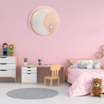 Plafon LED Note Pink w kształcie półksiężyca i gwiazdy, z możliwością regulacji kolorów 3000-6000K, zawieszony na różowej ścianie. W otoczeniu mebli dziecięcych, w tym biurka, krzesła i dekoracji, tworzy przytulny klimat.