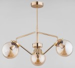 Złota lampa wisząca Barsum 3-punktowa z trzema przezroczystymi kloszami. Ujęcie z dołu, pokazujące finezyjny kształt i połączenie elementów metalowych z szklanymi. Elegancka konstrukcja z wyraźnymi detalami, montowana na suficie.