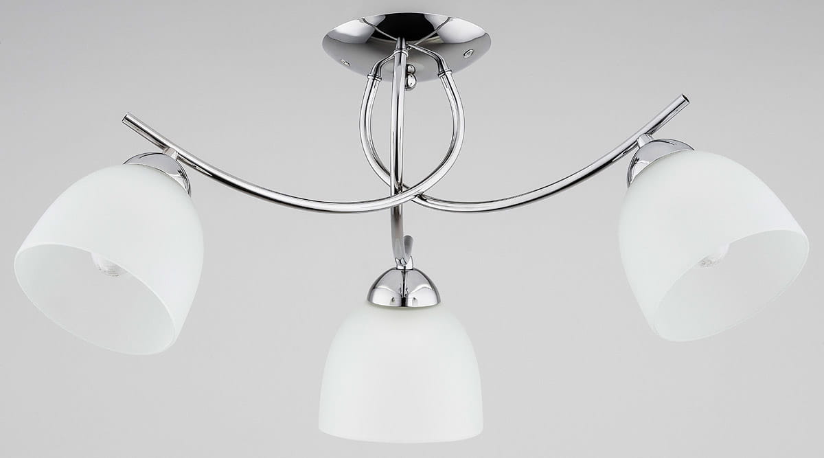 Lampa sufitowa Marisa 3-punktowa z chromowanym stelażem i trzema mlecznymi kloszami. Ujęcie frontalne, wisząca konstrukcja z eleganckim, zaokrąglonym kształtem kloszy. Prosta, nowoczesna forma, na jednolitym tle.