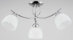 Lampa sufitowa Marisa 3-punktowa z chromowanym stelażem i trzema mlecznymi kloszami. Ujęcie frontalne, wisząca konstrukcja z eleganckim, zaokrąglonym kształtem kloszy. Prosta, nowoczesna forma, na jednolitym tle.