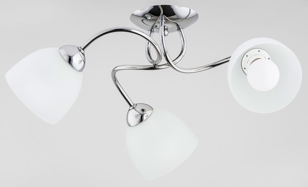Lampa sufitowa Silia 3-punktowa 27503 z chromowanym stelażem i trzema kloszami z mlecznobiałego szkła. Klosze mają kształt lekko stożkowaty, zamontowane są na giętych ramionach. Produkt widoczny z góry, na jednolitym tle.