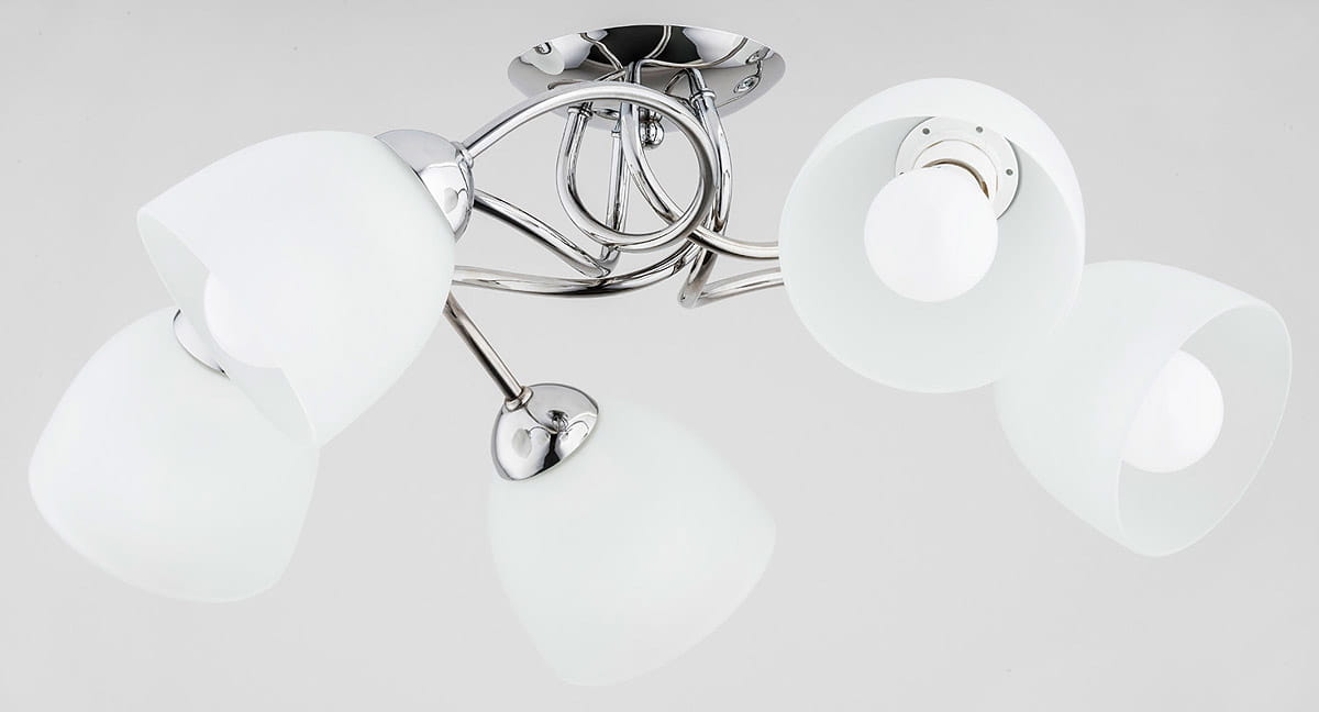 Lampa sufitowa Silia 5-punktowa, z chromowanym stelażem i pięcioma białymi, matowymi kloszami w kształcie stożka. Ujęcie z góry, pokazujące układ ramion oraz żarówki. Prosta, elegancka forma, idealna do nowoczesnych wnętrz.