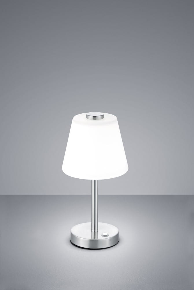 Lampa stołowa Emerald LED w kolorze niklowym z białym kloszem w kształcie stożka. Produkt stoi na okrągłej podstawie z przyciskiem włączającym. Ujęcie frontalne na jednolitym tle.