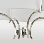 Lampa wisząca Faro D53, 4-punktowa, z metalowymi, błyszczącymi elementami w kolorze niklu. Widoczny detal konstrukcji z okrągłym mocowaniem i zaokrąglonymi ramionami. Górna część z białym kloszem, w ujęciu z dołu.