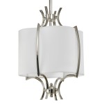 Lampa wisząca Faro D32 1-punktowa w kolorze niklowym. Okrągły klosz z białego materiału, metalowe detale w kształcie fal. Produkt zawieszony na cienkim, metalowym stelażu. Ujęcie frontalne, ukazujące detale konstrukcyjne oraz fakturę klosza.