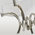 Lampa wisząca Faro D32 z metalowymi, połyskującymi detalami w kolorze niklu. Zbliżenie na mocowanie i dekoracyjne elementy. Transparentny klosz otacza jedną żarówkę, wiszący na eleganckim, zakrzywionym ramieniu.