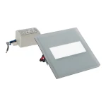 Oprawa schodowa Lumi White LED 230V w kolorze szarym. Płaska konstrukcja z matowym kloszem i białym, prostokątnym panelem świetlnym. Widoczny zasilacz podłączony do oprawy. Barwa światła ciepła 3000K, idealna do oświetlenia schodów.