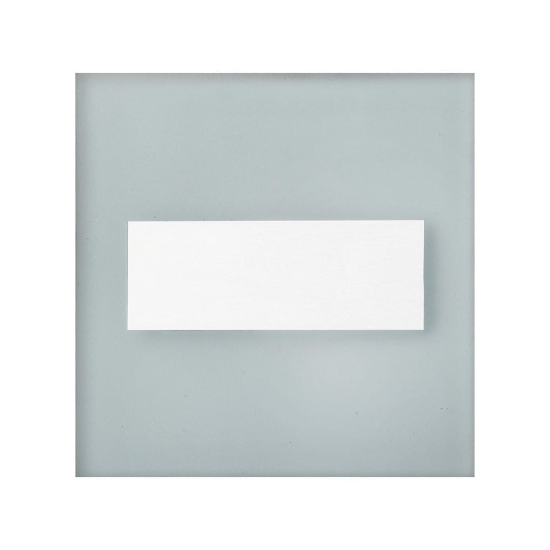 Oprawa schodowa Lumi White LED 230V w neutralnej barwie 4000K, z prostokątnym białym panelem na szarej, matowej podstawie. Produkt zamontowany, widoczny z przodu, idealny do oświetlenia schodów i korytarzy.