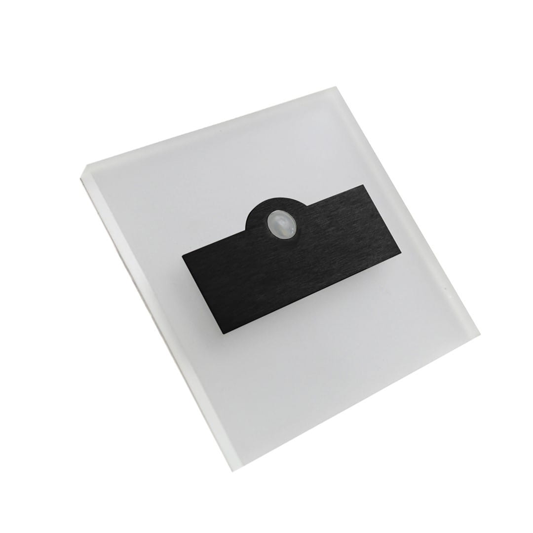 Czarna oprawa schodowa Lumi Black z czujnikiem ruchu, 12V, barwa neutralna 4000K. Kwadratowa, z matowego szkła, z prostokątnym elementem LED w centralnej części, montowana na ścianie. Idealna do oświetlenia schodów lub korytarzy.