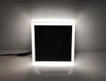 Evo Black LED oprawa schodowa 230V z neutralną barwą światła 4000K. Kwadratowy kształt z czarnym wnętrzem i białą ramką. Zasilanie podłączone z boku. Oświetlenie idealne do schodów lub korytarzy.