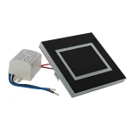 Czarna oprawa schodowa LED Evra, 230V, z ciepłą barwą światła 3000K. Prostokątny kształt z metaliczną ramką. Widoczne złącza elektryczne. Idealna do oświetlenia schodów.