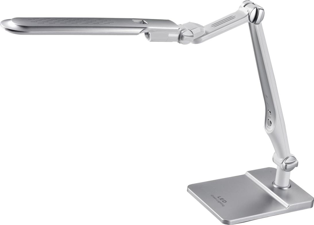 Srebrna lampka biurkowa LED Mica o mocy 10W, regulowanej temperaturze barwowej 3000-6000K. Posiada ruchomy ramie, płaską podstawę i podświetlany panel. Ujęcie z boku, ukazuje detal konstrukcji oraz mechanizm regulacji.