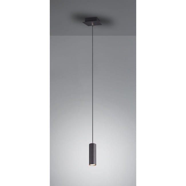 Czarna lampa wisząca Marley 1-punktowa z cylindrycznym kloszem, zawieszona na cienkim przewodzie. Klosz ma matową powierzchnię, a źródło światła znajduje się wewnątrz. Montaż sufitowy z prostokątną podstawą. Tło w odcieniach szarości.