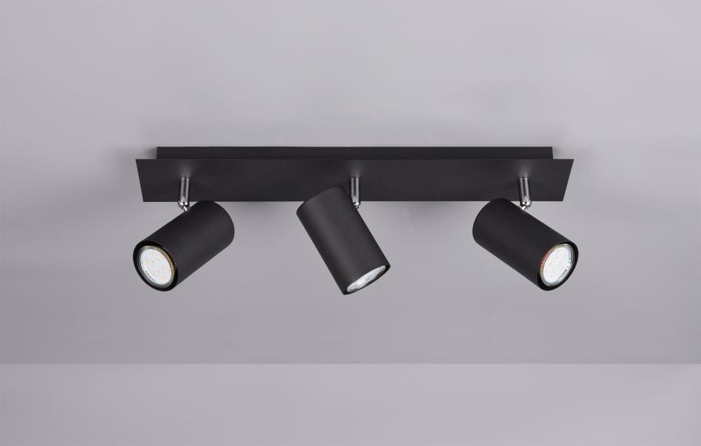 Czarna lampa sufitowa Marley 3-punktowa z metalowym korpusem i cylindrycznymi reflektorami. Ułożona poziomo, z trzema ruchomymi punktami świetlnymi, montowana na prostokątnej podstawie. W tle gładka, jasna powierzchnia.