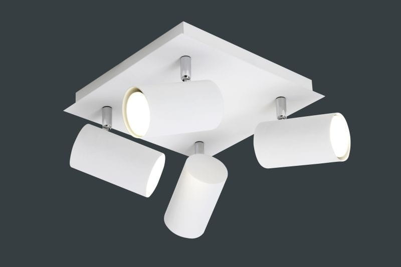 Lampa sufitowa Marley, 4-punktowa, z białym kloszem w kształcie cylindrów, umieszczona na kwadratowej podstawie. Klosze są zamocowane na metalowych przegubach, co umożliwia regulację kierunku światła. Tło ciemne, podkreślające produkt.