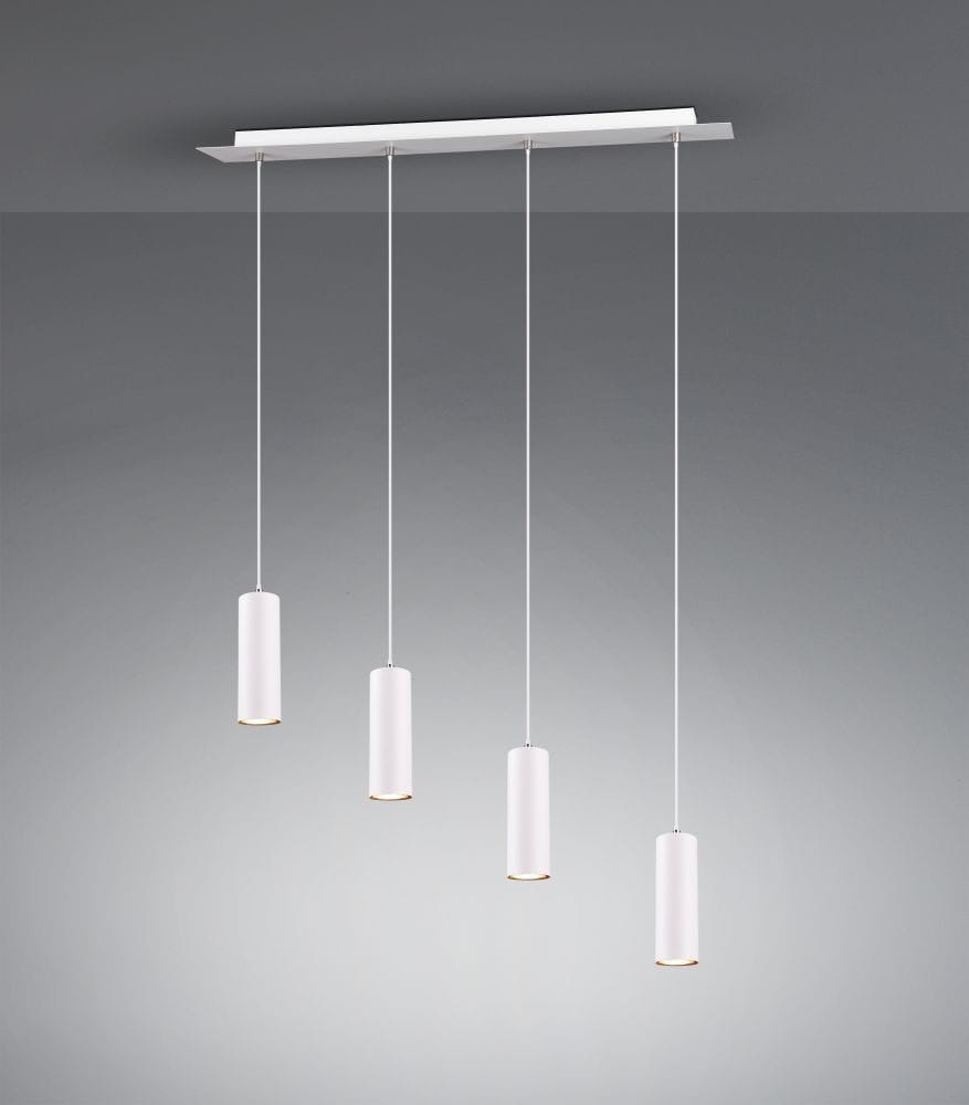 Lampa wisząca Marley 4-punktowa, biała, z prostokątnym, białym stelażem i czterema cylindrycznymi kloszami. Klosze zawieszone na cienkich linkach, z złotymi detalami na spodzie. Produkt wisi na tle szarym, w nowoczesnym stylu.