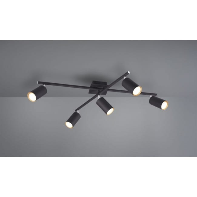 Czarna lampa sufitowa Marley z pięcioma punktami świetlnymi, umieszczona na metalowej podstawie. Lampa ma nowoczesny design z regulowanymi reflektorami, które kierują światło w różnych kierunkach. Montaż sufitowy.