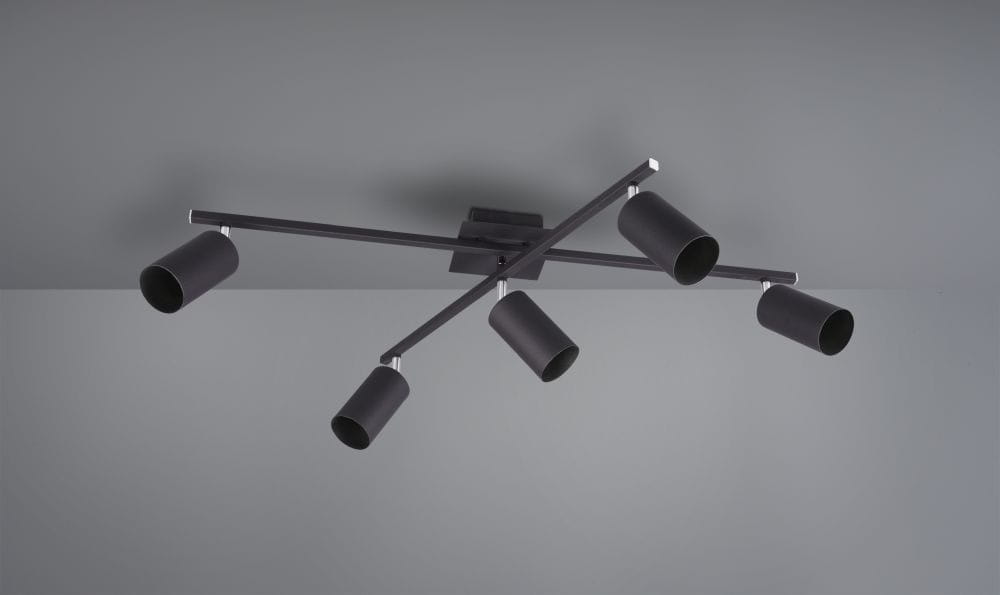 Czarna lampa sufitowa Marley z pięcioma punktami świetlnymi, umieszczona na metalowej konstrukcji w kształcie krzyża. Lampy mają cylindryczny kształt i są skierowane w różnych kierunkach, montowane na płaskiej podstawie. Tło w odcieniu szarym.