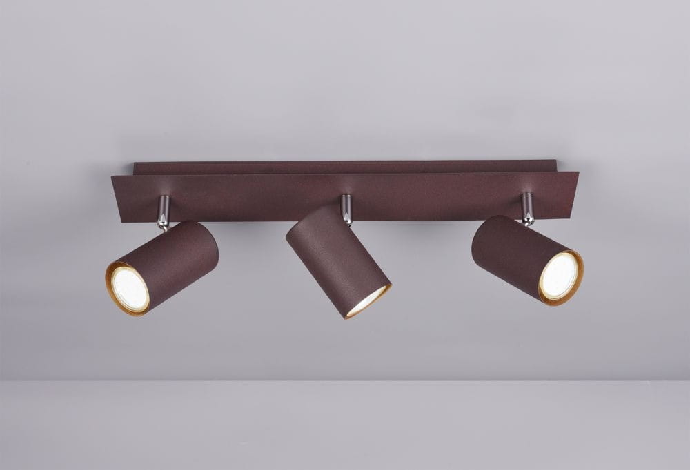 Lampa sufitowa Marley, 3-punktowa, w kolorze rdzawej, z metalowym uchwytem. Trzy cylindryczne klosze zewnętrznej tekstury, z wewnętrzną złotą powłoką, zamontowane na prostokątnej podstawie. Ujęcie frontalne, na jednolitym tle.