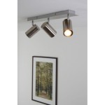 Lampa sufitowa Marley 3-punktowa w kolorze niklu, z trzema cylindrycznymi reflektorami, zamontowana na prostokątnej podstawie. Reflektor po prawej stronie oświetla obraz z ramą, przedstawiający leśną scenerię.