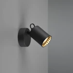 Kinkiet Pago 1-punktowy w kolorze czarnym, zamontowany na ścianie, z cylindryczną oprawą z metaliczną wewnętrzną stroną. Ujęcie z boku, pokazujące kąt obrotu oraz teksturę matowego wykończenia.