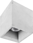 Lampa sufitowa Bold S 1-punktowa w kształcie sześcianu, wykonana z szarego betonu. Widoczna żarówka w środku, montowana w pozycji wiszącej. Prosty design, idealna do nowoczesnych wnętrz.