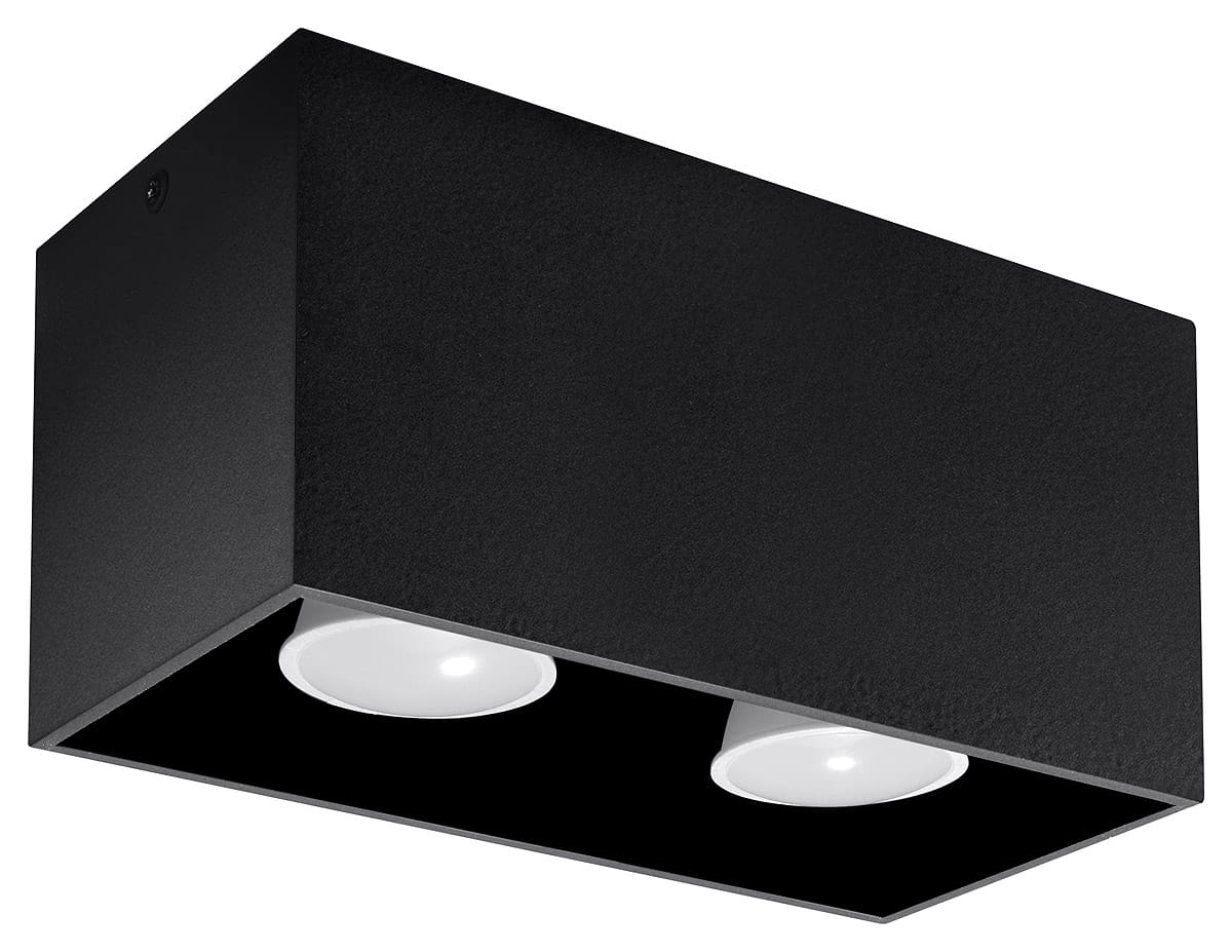 Czarna lampa sufitowa Quad Maxi z dwoma punktami świetlnymi, prostokątna konstrukcja z matowego materiału. Ujęcie z boku, ukazujące dwa okrągłe źródła światła w dolnej części. Produkt idealny do nowoczesnych wnętrz.
