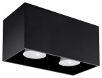 Czarna lampa sufitowa Quad Maxi z dwoma punktami świetlnymi, prostokątna konstrukcja z matowego materiału. Ujęcie z boku, ukazujące dwa okrągłe źródła światła w dolnej części. Produkt idealny do nowoczesnych wnętrz.