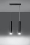 Czarna lampa wisząca Lagos 2-punktowa z podwieszonymi cylindrycznymi kloszami. Klosze o matowej powierzchni emitują światło w dół, zawieszone na cienkich linkach. Montaż na prostokątnej podstawie sufitowej. Tło proste, szare.