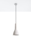 Lampa wisząca Empoli 1-punktowa SL.0280 w kształcie stożka, wykonana z białego materiału o chropowatej fakturze. Zawieszona na cienkim czarnym przewodzie, z metalowym mocowaniem sufitowym. Idealna do nowoczesnych wnętrz.