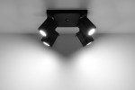 Czarna lampa sufitowa Merida, 4-punktowa, z kwadratowym metalowym stelażem. Lampy w formie prostokątnych reflektorów, skierowane w różne strony, montowane na suficie. Tło białe, minimalistyczne, podkreślające nowoczesny design.