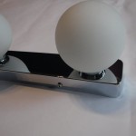 Brazos kinkiet 3-punktowy z chromowaną podstawą i trzema matowymi kulkami. Produkt widoczny z boku, z wyraźnymi detalami chromu oraz kształtów kul. Idealny do nowoczesnych wnętrz.