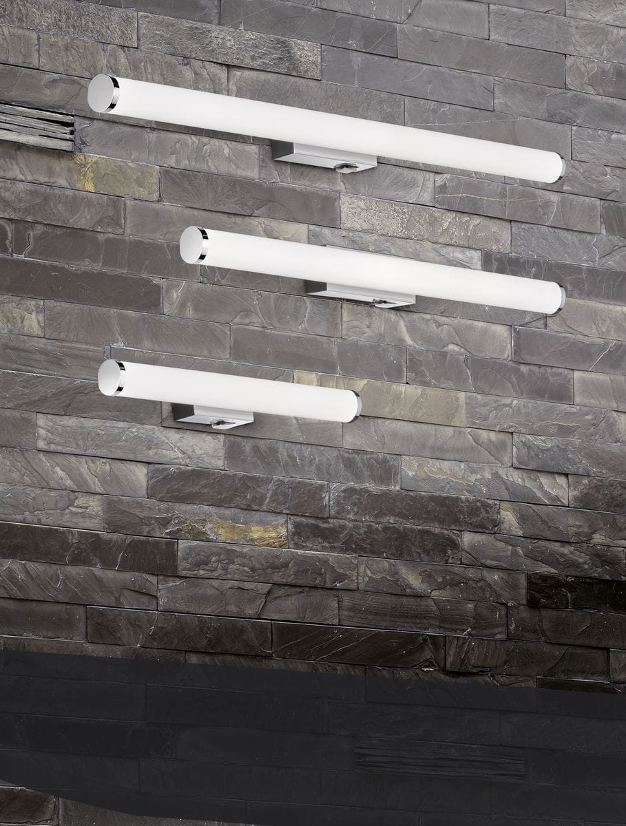 Kinkiet LED Mattimo w kolorze chromu, o długości 40 cm i mocy 4,3 W. Składa się z trzech podłużnych, białych kloszy zamontowanych na ścianie z kamienia łupanego. Produkt odporny na wilgoć (IP44).