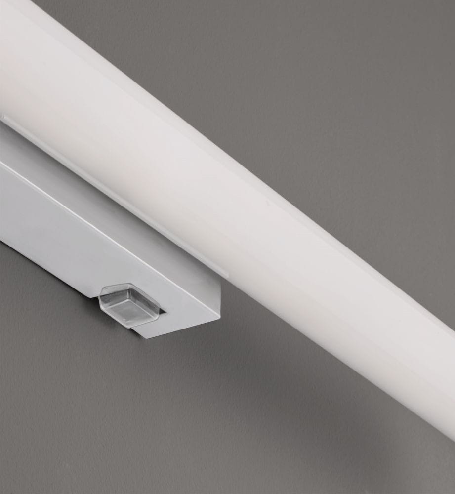 Kinkiet LED Mattimo IP44 w kolorze chromu, z białym, prostokątnym kloszem. Ujęcie z góry, pokazujące mocowanie oraz włącznik. Idealny do użytku w łazienkach i innych wilgotnych pomieszczeniach. Wymiary 60 cm, moc 6,5 W.