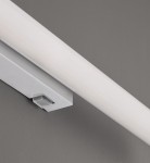 Kinkiet LED Mattimo IP44 w kolorze chromu, z białym, prostokątnym kloszem. Ujęcie z góry, pokazujące mocowanie oraz włącznik. Idealny do użytku w łazienkach i innych wilgotnych pomieszczeniach. Wymiary 60 cm, moc 6,5 W.
