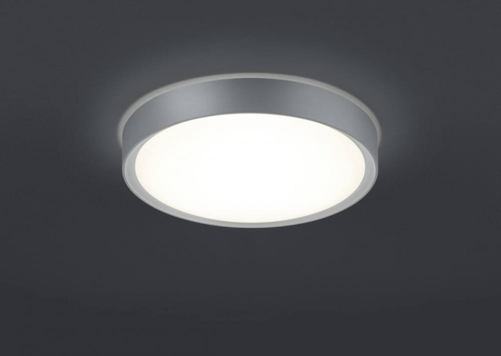 Plafon LED Clarimo IP44 w kolorze tytanowym, okrągły, z białym kloszem, zamontowany na ciemnym tle. Produkt o matowej powierzchni, jednopunktowy, idealny do oświetlenia wnętrz.