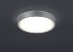 Plafon LED Clarimo IP44 w kolorze tytanowym, okrągły, z białym kloszem, zamontowany na ciemnym tle. Produkt o matowej powierzchni, jednopunktowy, idealny do oświetlenia wnętrz.