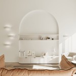 Kinkiet Atena 1-punktowy w kolorze białym, ceramiczny, zamontowany na ścianie. Oświetlenie emituje delikatne światło, idealne do nowoczesnych wnętrz. W tle widoczna minimalistyczna półka z dekoracjami.