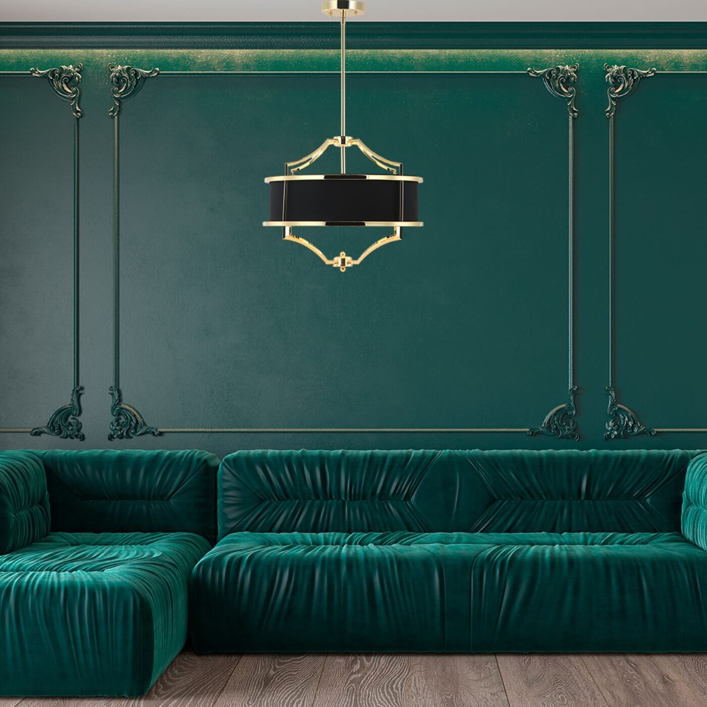 Lampa wisząca Stesso Gold Nero S w kolorze złotym i czarnym, z trzema punktami świetlnymi. Zawieszona na cienkim przewodzie w nowoczesnym wnętrzu z ciemnozielonymi ścianami i sofą z weluru.