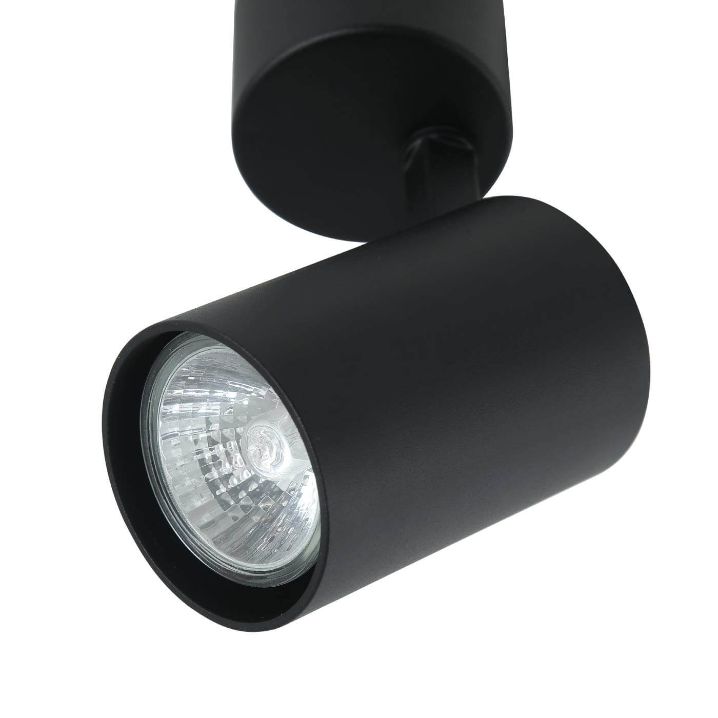 Czarna lampa sufitowa Tuka Nero z jednopunktowym spotem, z cylindrycznym kształtem. Ujęcie z boku, ukazujące reflektor wewnętrzny oraz matową teksturę obudowy. Produkt zamontowany, idealny do oświetlenia wnętrz.
