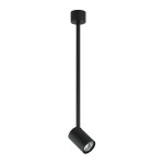 Czarna lampa sufitowa Tuka Nero L w formie 1-punktowego spotu, zawieszona na długim pręcie. Okrągła głowica z metalicznym wykończeniem, skierowana w dół. Prosty, nowoczesny design na białym tle.