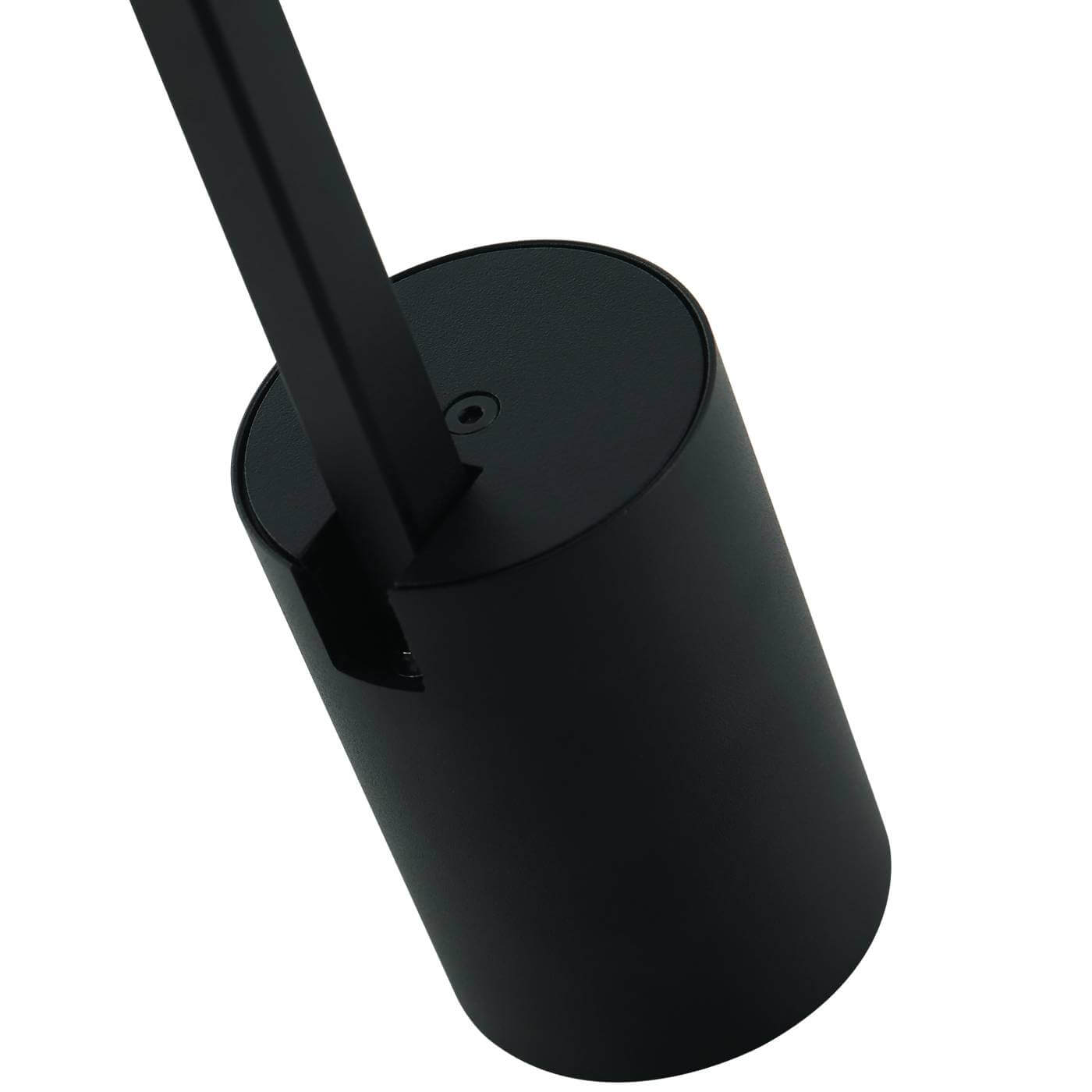 Czarna lampa sufitowa Tuka Nero L w formie jednopunktowego spotu. Widoczna okrągła podstawa z matowym wykończeniem oraz prostokątny element mocujący. Kąt ujęcia z góry pokazuje szczegóły konstrukcji.