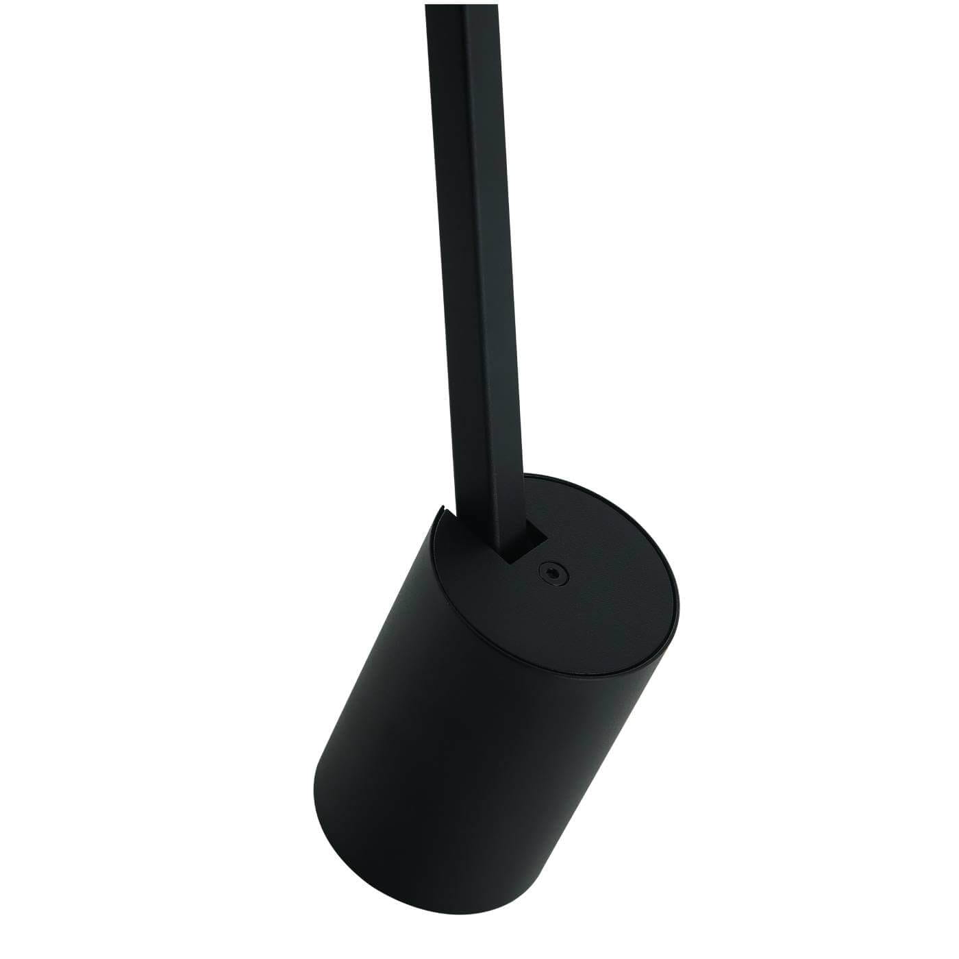 Czarna lampa sufitowa Tuka Nero L w formie 1-punktowego spotu, z cylindryczną podstawą i prostokątnym ramieniem, zamontowana w pozycji wiszącej, na jednolitym tle. Wykonana z matowego materiału, bez widocznych napisów czy logo.