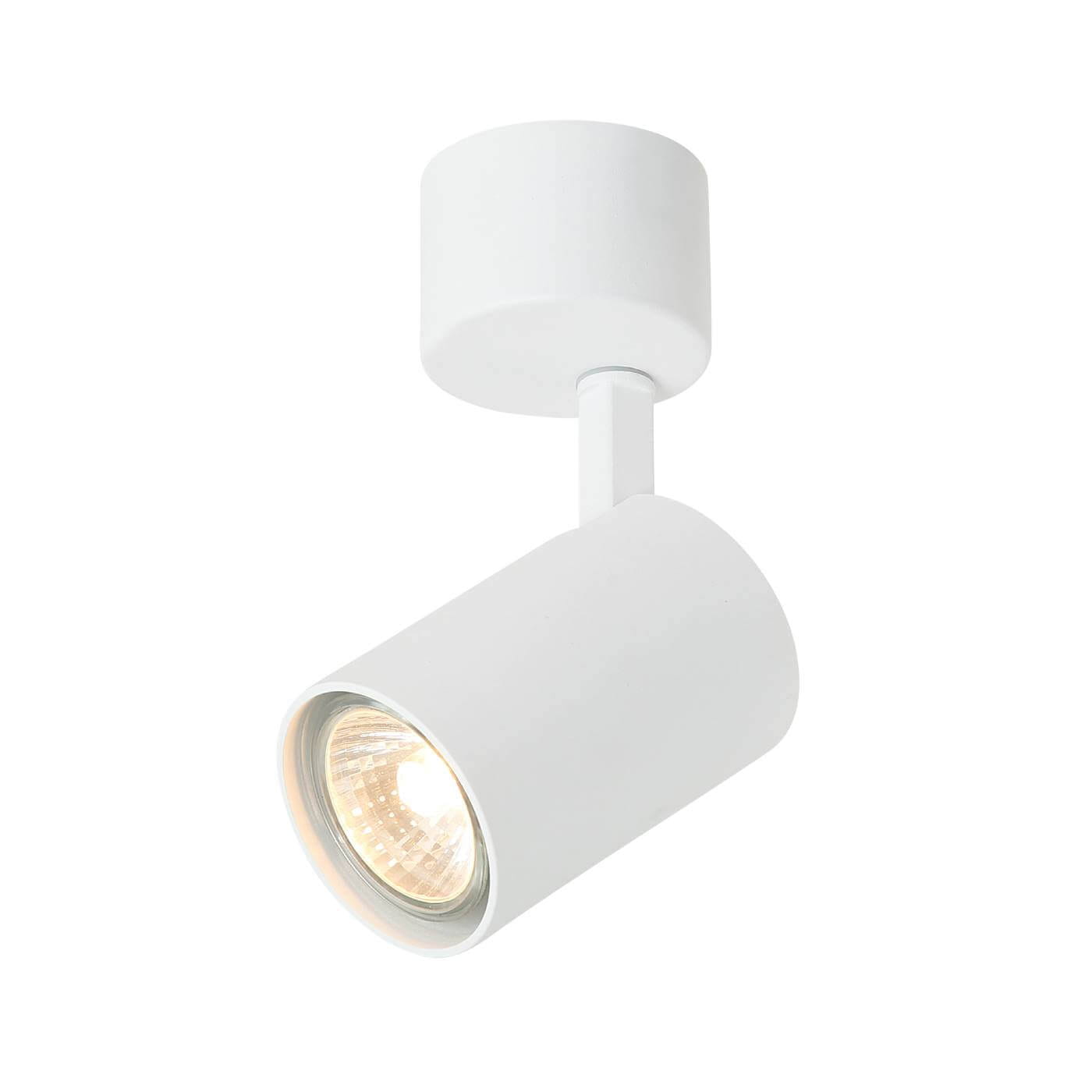 Biała lampa sufitowa Tuka Bianco, 1-punktowa, z cylindrycznym kloszem. Ujęcie z boku, pokazujące montaż na suficie. Reflektor skierowany w dół, z widoczną żarówką. Prosty, nowoczesny design, idealna do oświetlenia wnętrz.