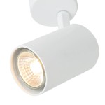 Biała lampa sufitowa Tuka Bianco w formie jednopunktowego spotu, z cylindrycznym kloszem, umieszczona pod kątem, z widoczną żarówką w środku. Prosta, matowa powierzchnia klosza podkreśla nowoczesny design.