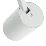 Biała lampa sufitowa Tuka Bianco o cylindrycznym kształcie, z metalicznej faktury, montowana na suficie. Widoczny otwór montażowy oraz element mocujący. Ujęcie z góry, ukazujące detal konstrukcji.