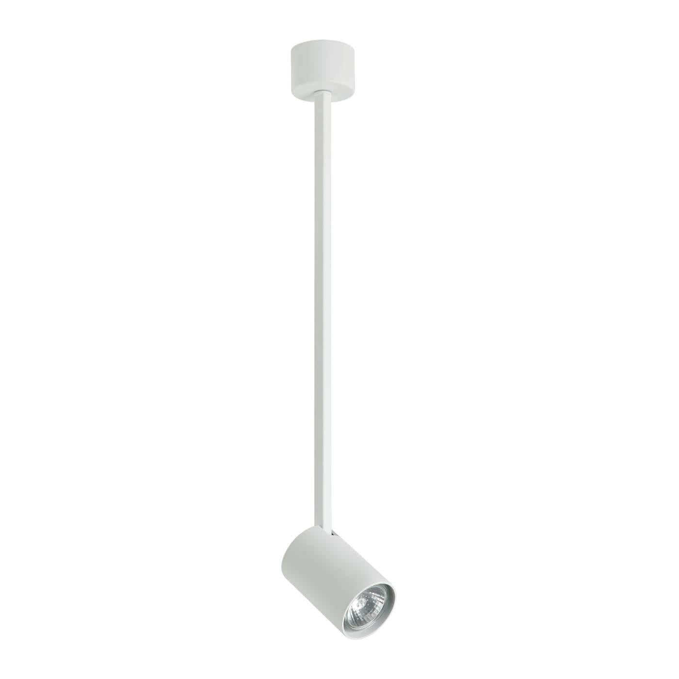 Lampa sufitowa Tuka Bianco L w kolorze białym, z jednopunktowym mocowaniem. Posiada długą, prostą rurkę i cylindryczny reflektor, skierowany w dół. Prosta forma, idealna do nowoczesnych wnętrz. Tło jednolite, co podkreśla minimalistyczny design.