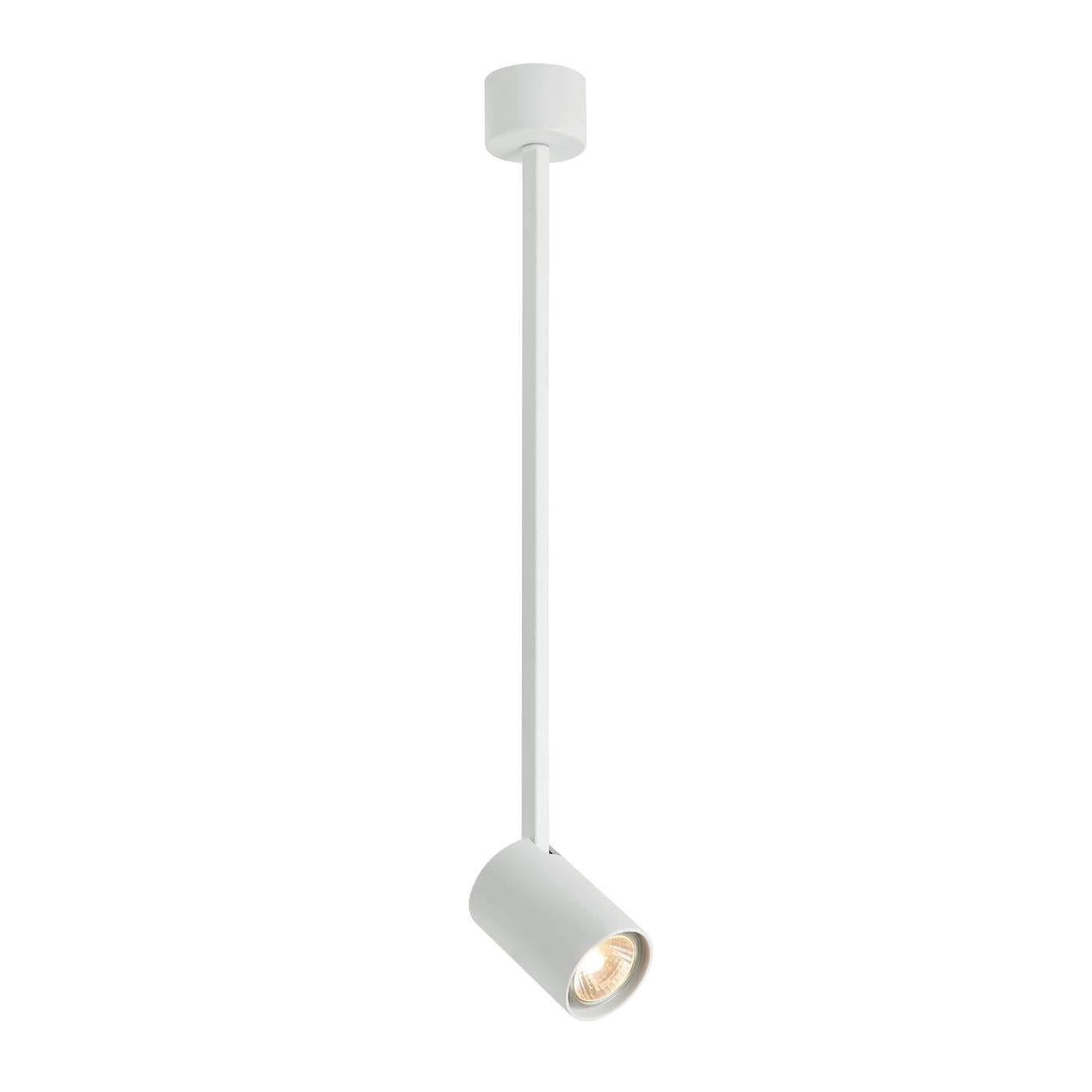 Lampa sufitowa Tuka Bianco L w kolorze białym, 1-punktowa. Posiada długi, prosty drążek z okrągłym mocowaniem sufitowym. Reflektor w formie cylindrycznej, skierowany w dół, zapewnia skoncentrowane oświetlenie. Tło proste, białe.